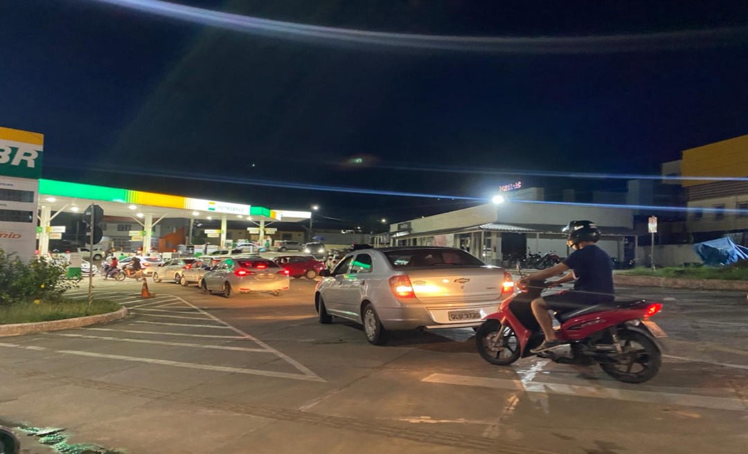 Na véspera do feriado, postos de combustíveis e supermercados registram filas 